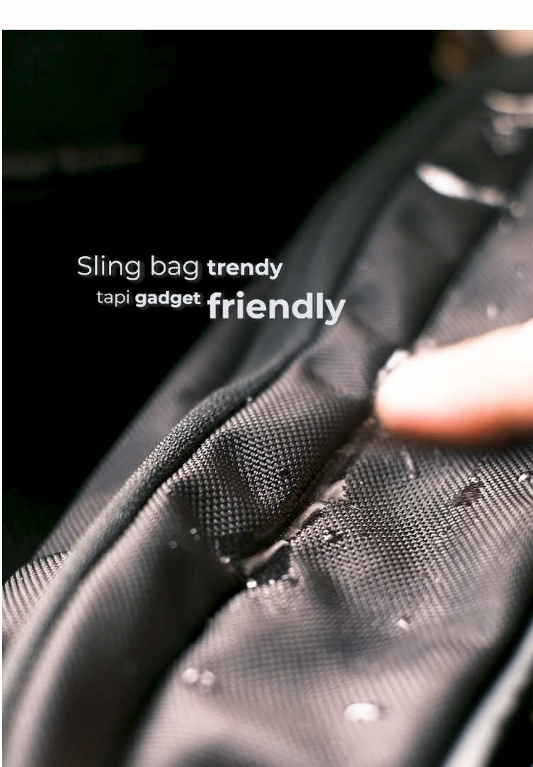 Udah kita cobain Pack dipake outdoor tanggung, dipake indoor cakep. Volume-nya cukup besar Pack jadi ga keliatan kembung kalo bawa barang banyak #slingbag #spigen #klasden #gadget #gadgetampuh #fyp 