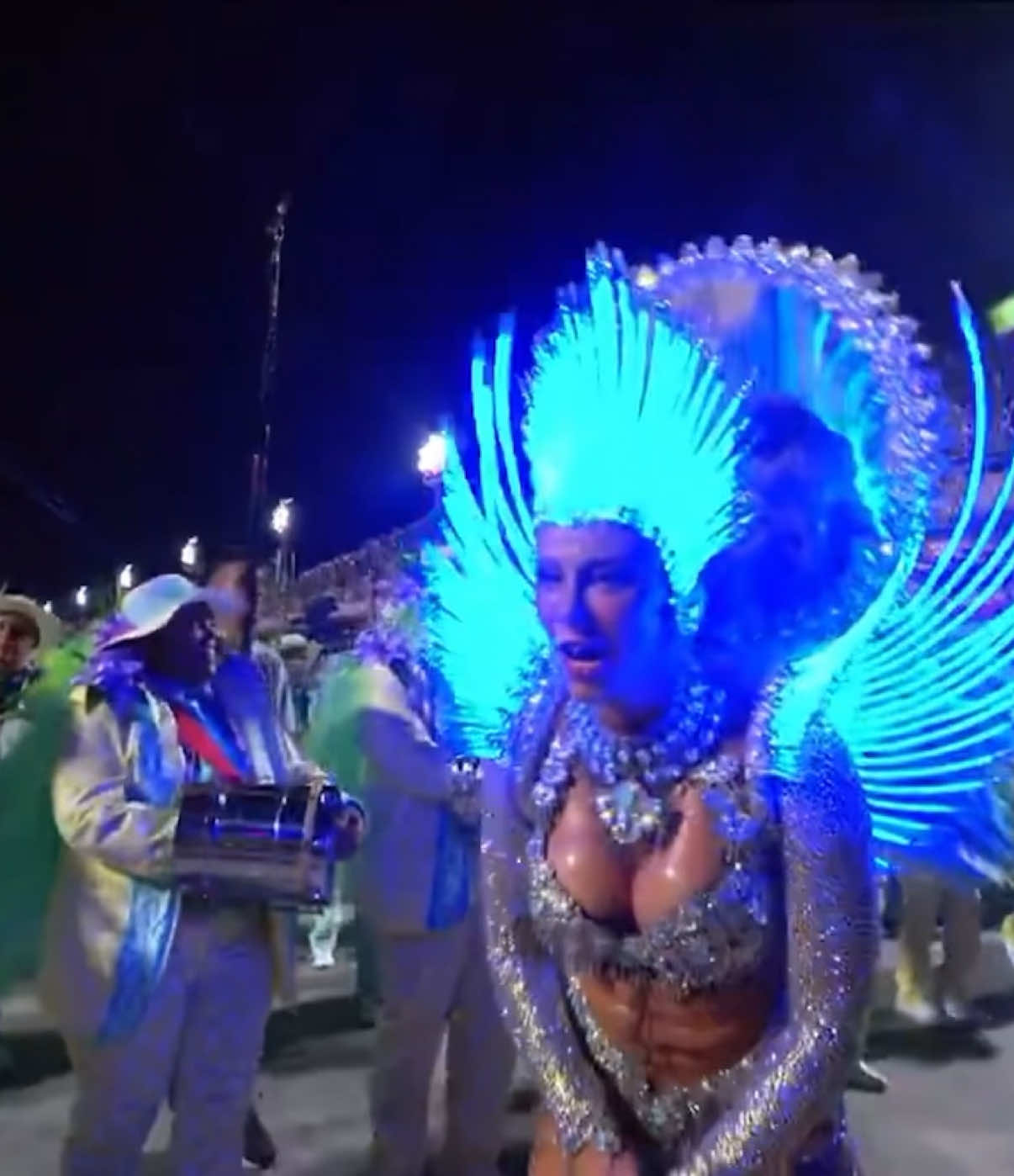 Nossa eterna rainha da bateria  Paola Oliveira  Grande Rio Desfile do grupo especial 2025