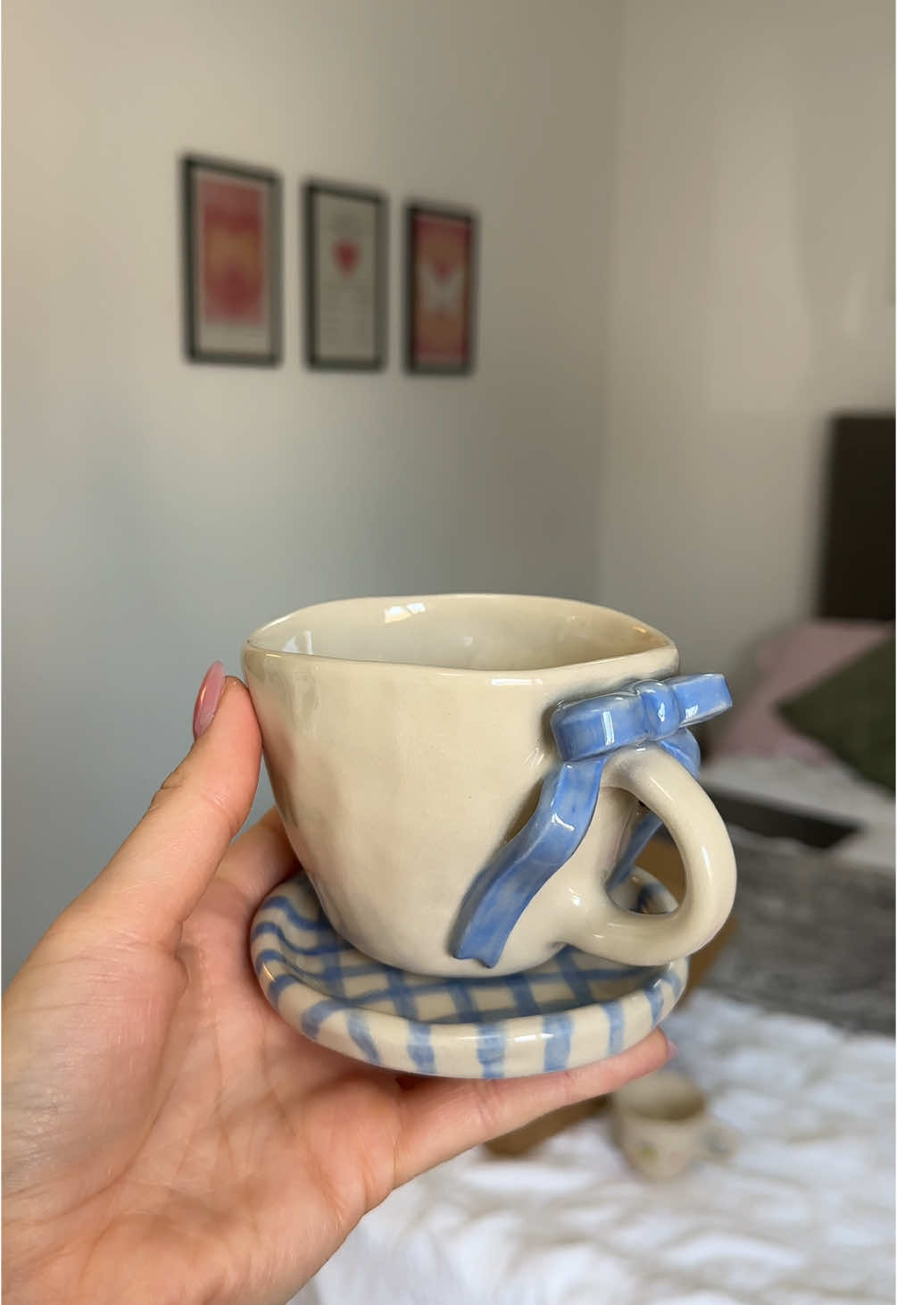 this is so cuteee 🩵✨ #mugs #blue #handmade #glaze #ceramics #clay #girls #bow #london #5pasidebine 