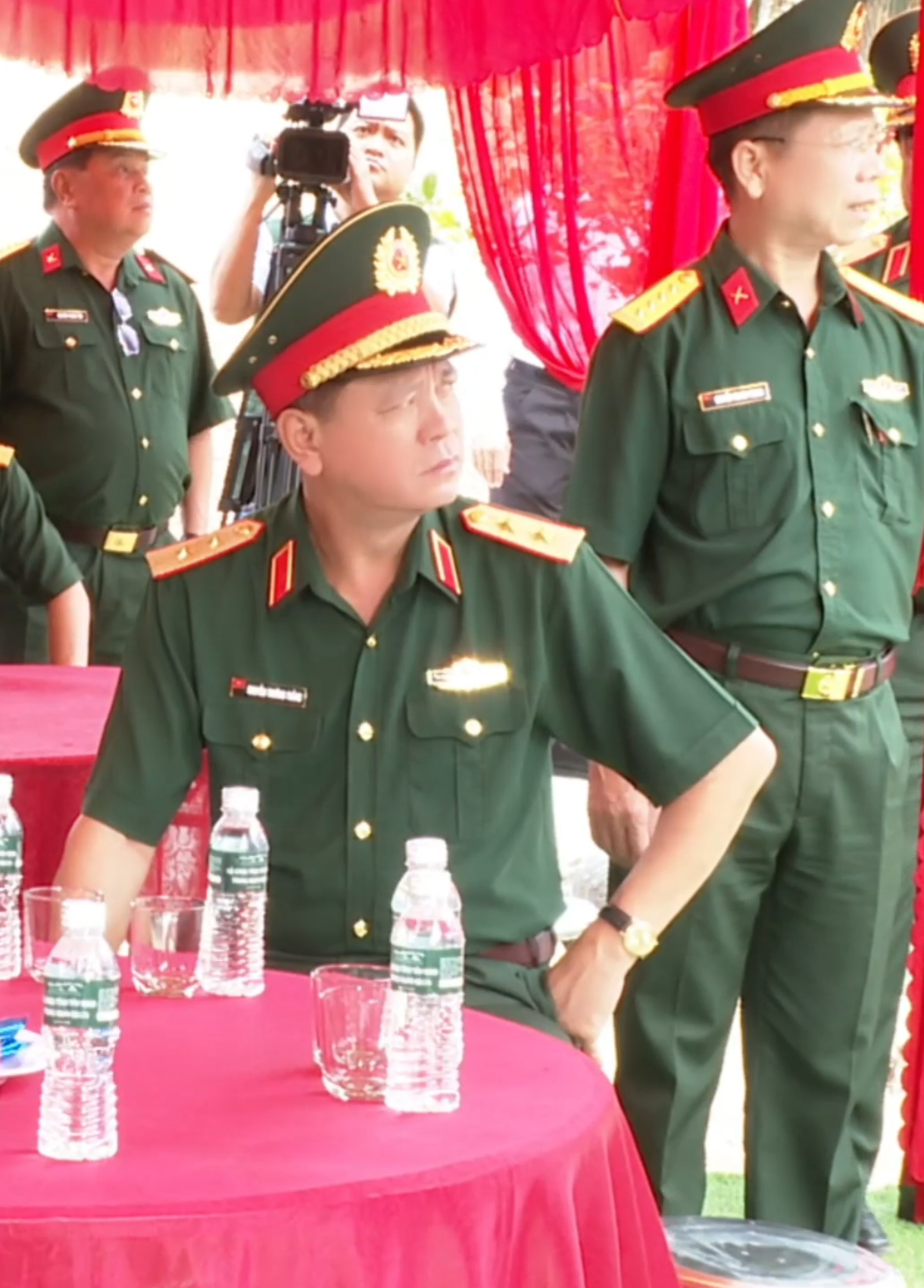 Phong độ là nhất, uy tín là hai. Thủ trưởng của chúng tôi đây, chỉ huy vững vàng, phong thái khỏi bàn. Trung tướng Nguyễn Trường Thắng, Ủy viên Ban Chấp hành TW Đảng, Ủy viên Quân ủy TW, Tư lệnh Quân khu 7. @Tuổi trẻ LLVT tỉnh Tây Ninh  #nguyentruongthang #tulenhquankhu7 #quankhu7 #quandoinhandanvietnam 