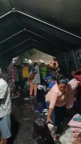 Kondisi warga di tenda pengungsian gang jaya rw 02 Ada yg makan berdiri karena hujan turun sangat deras, banyak anak dan balita.  #Banjir  #Pekanbaru  #Riau  #Indinesia  #fyp 
