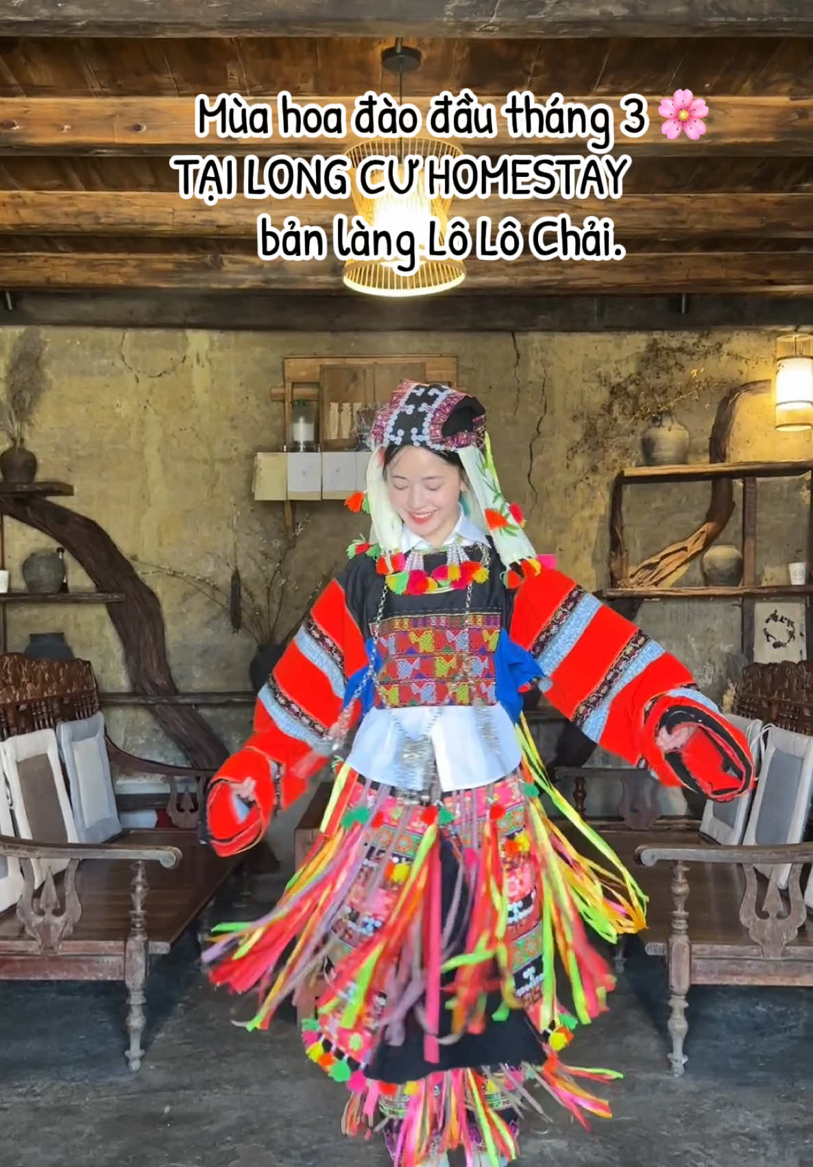 Rực rỡ sắc màu trang phục truyền thống của người lô lô!    Bộ trang phục không chỉ là một bộ quần áo, mà còn là một phần quan trọng trong đời sống, là biểu tượng của sự ân cần tần tảo, chịu thương chịu khó của người phụ nữ đồng bào dân tộc Lô Lô. #vuongsinh #cobebanle #longcuhomestay #homestaylolochai 