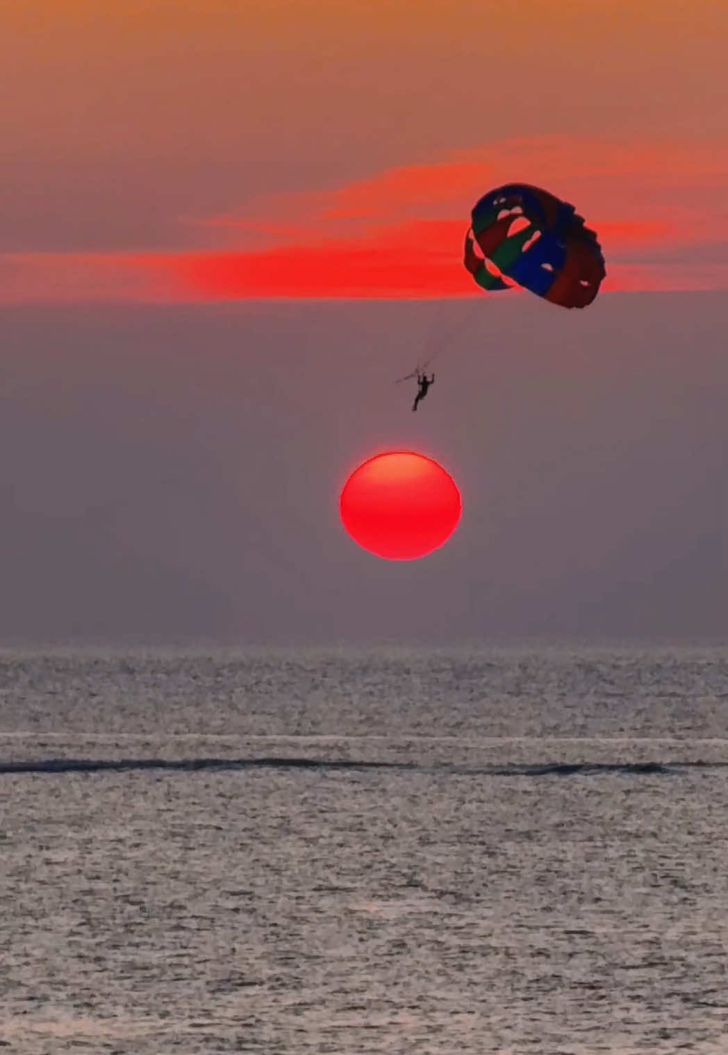 4 ramadhan di Langkawi. nah seketul Dia bagi . macam lukisan sunsetnya 😊 bertuah sapa yang fly parasailing time ni .. . #parasailinglangkawi #jetskilangkawi #jetskitourslangkawi #dronelangkawi #jetskitourslangkawi #fypシ゚ #sunset #senja #sunsetlangkawi #pakejlangkawi01 #pakejLangkawi #visitkedah2025 #langkawiisland #langkawimalaysia #honeymoonlangkawi #francetiktok🇫🇷 #malaisie #malaise #malesia 