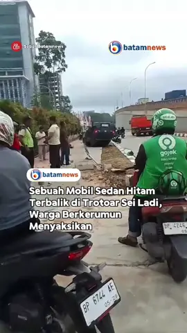 Sebuah mobil sedan hitam mengalami kecelakaan tunggal dan terbalik di trotoar Jalan Gajah Mada, tepat di bawah flyover Sei Ladi, Batam, pada Rabu (5/3/2025) sore. Insiden ini mengundang perhatian warga dan pengendara yang berkerumun di lokasi kejadian. Beruntung, tidak ada korban jiwa dalam peristiwa ini, meski mobil mengalami kerusakan parah. Hingga kini, penyebab kecelakaan masih dalam penyelidikan pihak berwenang. Kejadian ini sempat menyebabkan kepadatan lalu lintas akibat warga yang penasaran. #batamnews #beritabatam #batam 