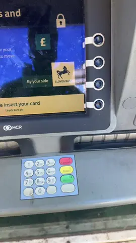 كيف تستخرج كاش من  ATMفي بريطانيا 🇬🇧 