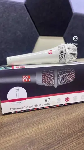 🎤 ¡Haz que tu voz brille con el SE  Dynamic Vocal Microphone V7 White! 🎤 ✨ Edición especial en blanco para destacar en el escenario.  🔊 Sonido potente y claro, diseñado para vocalistas exigentes.  🎶 Construcción robusta con cuerpo metálico y rejilla de acero.  🚫 Rechazo superior de ruido para una captura limpia y profesional. 🔥 El micrófono dinámico que combina estilo y rendimiento. Ideal para cantantes, locutores y presentaciones en vivo. 📦 Stock limitado. ¡Consigue el tuyo ahora!  📲 Escríbenos por DM o visita nuestra tienda (link en bio). #SEV7 #SEMicrophones #DynamicMic #LivePerformance #VocalMic #CalidadSuperior DynamicV7 #MicrófonoProfesional #SonidoDeCalidad #Vocalistas #EscenarioPerfecto #AudioProfesional #ProducciónMusical #HazQueSueneIncreíble  #DJs #MúsicaEnVivo #AudioDeCalidad  #EstudioDeGrabación #EventosEnVivo #TecnologíaDeAudio #hgaudioeventos #eventosempresariales  #hg #alquilerdeequipodesonido #eventocorporativo #venta #sonidoprofesional #sonido  #sonidorepiblicadominicana #alquilerdeproyectoressantiago #sonidoparaorquestas