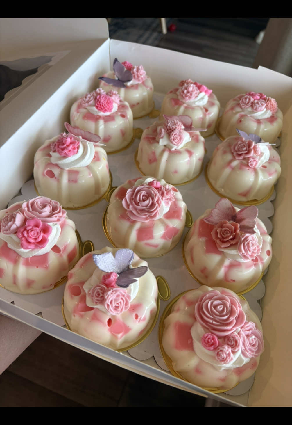 Baby in bloom, baby shower gelatinas. Follow me in instagram @misaborkasero #babyinbloombabyshower #babyshowerideas #itsagirl #babygirl #baby #pink #gelatinasartisticas #gelatina #dessert #desserttable #party #ideas #fyp #birthdayparty #princess 