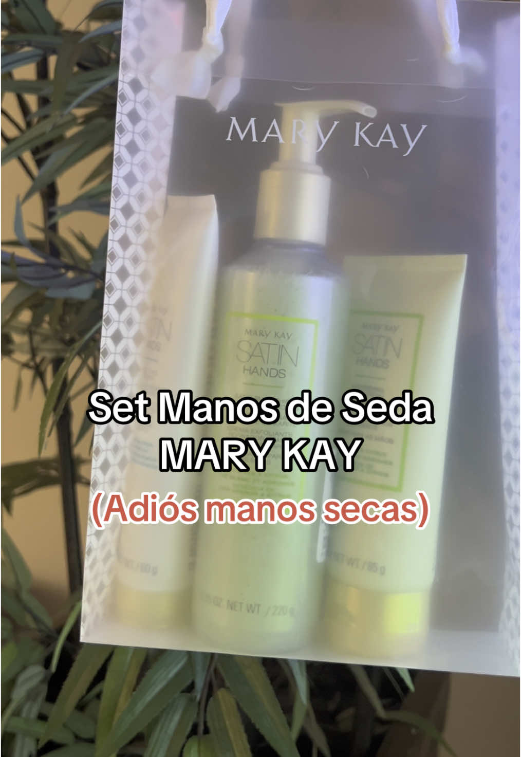 Adiós manos secas, hola suavidad ✨🇬🇹 El set de manos de seda Mary Kay consta de 3 pasos:  1. Restauradora 2. Exfoliante 3. Humectante  Hecho a base de extracto de te blanco 🌿y manteca de karité. Quieres probarlo? Escribeme ✨ #marykay #guatemala #manossecas #tiktokmkguate #satinhands #manosdeseda #guate 
