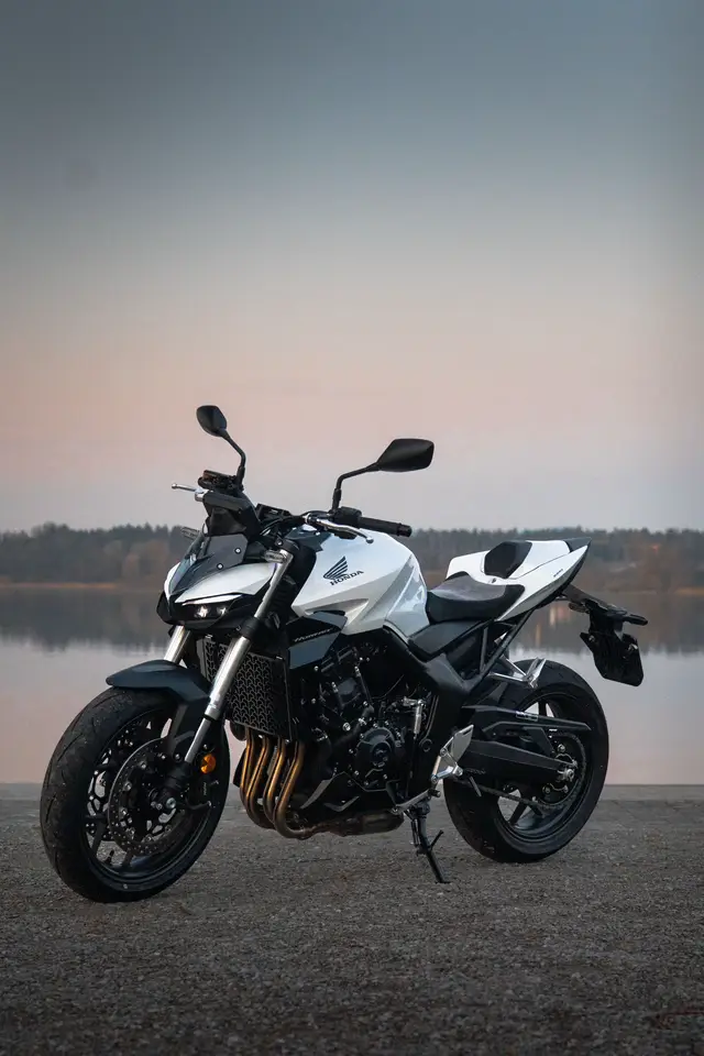 Unleash the streets with the 2025 Honda CB1000 Hornet! Equipped with a Fireblade-derived engine delivering 150 PS at 11,000 rpm and 104 Nm torque at 9,000 rpm, this beast offers exhilarating acceleration and razor-sharp agility. Its aggressive design, featuring dual LED projector headlights and a minimalist seat unit, embodies pure streetfighter aesthetics. Advanced electronics, including multiple riding modes and a 5-inch TFT display with Honda RoadSync connectivity, ensure a tailored and connected riding experience. Available in Grand Prix Red, Matte Iridium Gray Metallic, and Pearl Glare White, the CB1000 Hornet is ready to dominate the urban jungle. . . #hondamoto #hondacb1000 #photography #bikephoto #sonyalpha #sonya7iv #switzerland #sonyphotography #bike #motorcycle