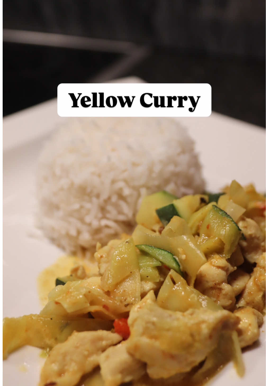 Zutaten 📌 ~ 1 Zwiebel fein schneiden, abbraten ~ 500g Pouletgeschnetzeltes zugeben, würzen ~ 1 Peperoni ~ 1 Zucchini ~ 2 Lauchstangen fein schneiden, zugeben ~ 2 EL Curry zugeben, verrühren ~ 250ml Kokosmilch zugeben   für 10 minuten köcheln lassen mit Reis servieren  ____________________________ Ingredients 📌 ~ 1 onion cut finely and fry add ~ 500g Chicken cut and add ~ 1 bell pepper ~ 1 zucchini ~ 2 pcs of leek add 2 tbsp currypowder add  ~ 250ml coconut milk let cook for 10 minutes  serve with rice  #curry #yellowcurry #gelbescurry #rice #reis #easy #lecker #delicious #quick #mjkitchen