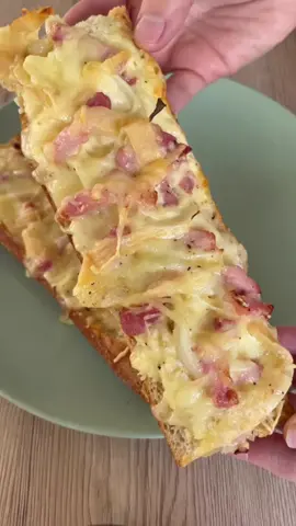 Baguettes flambées au munster 🧀 Les ingrédients : - 1/2 baguette, - 2 cuillères à soupe de crème épaisse, - 2 cuillères à soupe de fromage blanc, - un jaune d’œuf, - 100g de lardons, - du munster, - un oignon, - de l’emmental. Préparer la crème: - mélanger le fromage blanc, la crème épaisse, le jaune d’œuf saler et poivrer. Sur la baguette, étaler la préparation. Rajouter les oignons, les lardons, le munster et l’emmental. Enfourner 12 minutes à 180 degrés. Bon appétit 😋  #flamckeuche #tarteflambée #tarteflambeesurbaguette #lardons #munster #alsace #flams #paulinette #recettefacile #ensembleencuisine 