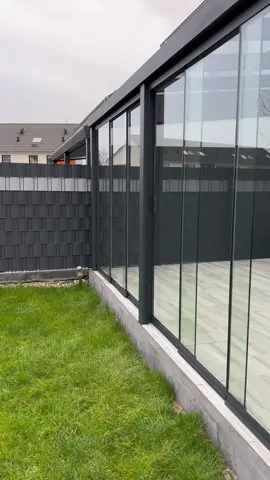 Wie habt ihr unser neues Projekt gefunden? Ein Wintergarten. Schön, oder? #Showroom Lilienthalstraße 5c, 12529 Schönefeld  🅱️Wir beraten Sie gerne individuell vor Ort unverbindlich und kostenlos 📏Kostenlose Abmessung und Montage 📝Bestellung per DM, Nachricht oder Anruf.  📞 0176 80334276(WhatsApp) ☎️ 030 22808215 Team DeluxDach #AAALASPARATUCURRO 