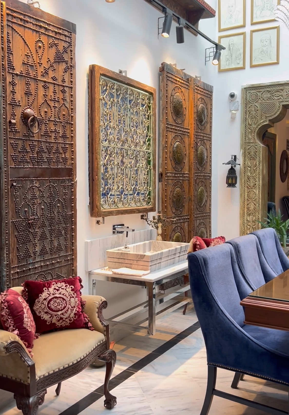 Chers frères et sœurs du Maghreb qui nous lie, Il y a des moments où les mots ne suffisent pas, où les émotions se tissent en silence, dans le souffle de l’histoire qui traverse nos veines. Nous sommes le fruit d’un héritage immense, d’un passé millénaire où chaque pierre, chaque ruelle, chaque souffle a vu naître des civilisations. Aujourd’hui, il est de notre devoir de préserver et de célébrer cette richesse, cet amour qui a façonné l’âme du Maghreb et du monde arabe. Lorsque nous avons pensé à cette maison d’hôtes, nous n’avons pas seulement voulu créer un espace où l’on accueille des voyageurs. Non, ce rêve allait bien au-delà. Il s’agissait de bâtir un lieu où se rencontrent nos racines profondes et ancestrales, un lieu où les échos de l’Andalousie résonnent, où les vestiges de la sagesse berbère et amazighe se mêlent à la grandeur de l’héritage arabe, là où la richesse de chaque culture du Maghreb se vit dans l’éclat de chaque mur, chaque dallage, chaque motif sculpté. Nous, Maghrébins, sommes les témoins d’une époque où nos ancêtres ont mêlé leurs savoirs, leurs rêves et leurs espoirs pour bâtir des empires de lumière, des cités florissantes où l’humanité vivait en harmonie, où l’on se nourrissait de la diversité, de la beauté, de la solidarité. L’âme arabe, le savoir andalou, la sagesse berbère et l’esprit amazigh se sont unis pour créer un monde d’une beauté rare, pour inventer des espaces où l’intelligence humaine s’épanouissait, où le cœur battait au rythme des échanges, des rencontres, des cultures. Cette maison est un hommage à tout cela. Chacune de nos histoires est un fil d’or tissé dans la toile de ce Maghreb que nous chérissons. Le grand-père libyen qui a vécu une époque de tumultes et de gloire, la grand-mère algérienne porteuse des luttes et des espérances d’un peuple fier, les parents tunisiens nourris par des idéaux de liberté et de dignité, le Maroc que l’on a traversé, et les amis égyptiens qui, par leur culture, leur sagesse et leur humanisme, ont toujours été des compagnons de route : toutes ces racines sont en nous. Elles se mêlent, s’entrelacent et forment une unique vérité, un seul et même rêve qui nous unit. Mais, au-delà des pays, des frontières et des identités, il existe un fil invisible qui nous relie tous : celui de notre héritage commun. Ce sont les échos de la grande civilisation arabe-andalouse, ces ombres bienveillantes que nous portons, fièrement, dans nos esprits et nos cœurs. Ce sont les montagnes du Rif, les dunes du Sahara, les oasis des hauts plateaux, les montagnes du Tell et de l’Atlas qui, d’une façon ou d’une autre, nous ont forgés. Ces racines qui nous unissent sont faites de la même terre, du même sable, du même soleil, et elles respirent un souffle commun. C’est cela, la véritable richesse du Maghreb. Aujourd’hui, alors que nous avons construit ce lieu, nous n’offrons pas seulement une maison. Nous offrons un voyage dans notre histoire, une porte ouverte sur ce que nous sommes vraiment : un peuple de lumière, de courage, de beauté. Une invitation à revenir à ce que nous avons toujours été, à renouer avec notre unité profonde, à rappeler que nos origines sont une force inaltérable. Car si nous avons un avenir, il est celui d’une union qui respecte nos diversités, qui célèbre ce qui fait de nous des hommes et des femmes forts, dignes et libres. Nos racines sont là pour nous rappeler que l’unité se trouve dans la diversité, que la fraternité naît du respect de nos histoires et de nos cultures. Ce message que nous vous adressons est une invitation à se souvenir, à vivre pleinement notre héritage, mais aussi à le transmettre. Car ces racines ne sont pas un fardeau ; elles sont une richesse infinie, un patrimoine vivant, une lumière qui éclaire notre chemin commun. Chaque détail de cette maison d’hôtes, chaque objet, chaque archet d’arc et chaque pierre, parle de cette fraternité. Elle est l’écrin de notre histoire, le lieu 