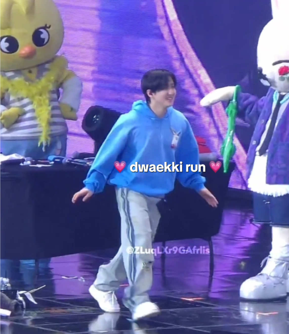 dwaekki run (noun) : a running style only a dwaekki possesses, usually very cute and pretty — #changbin #straykids #skz #창빈 
