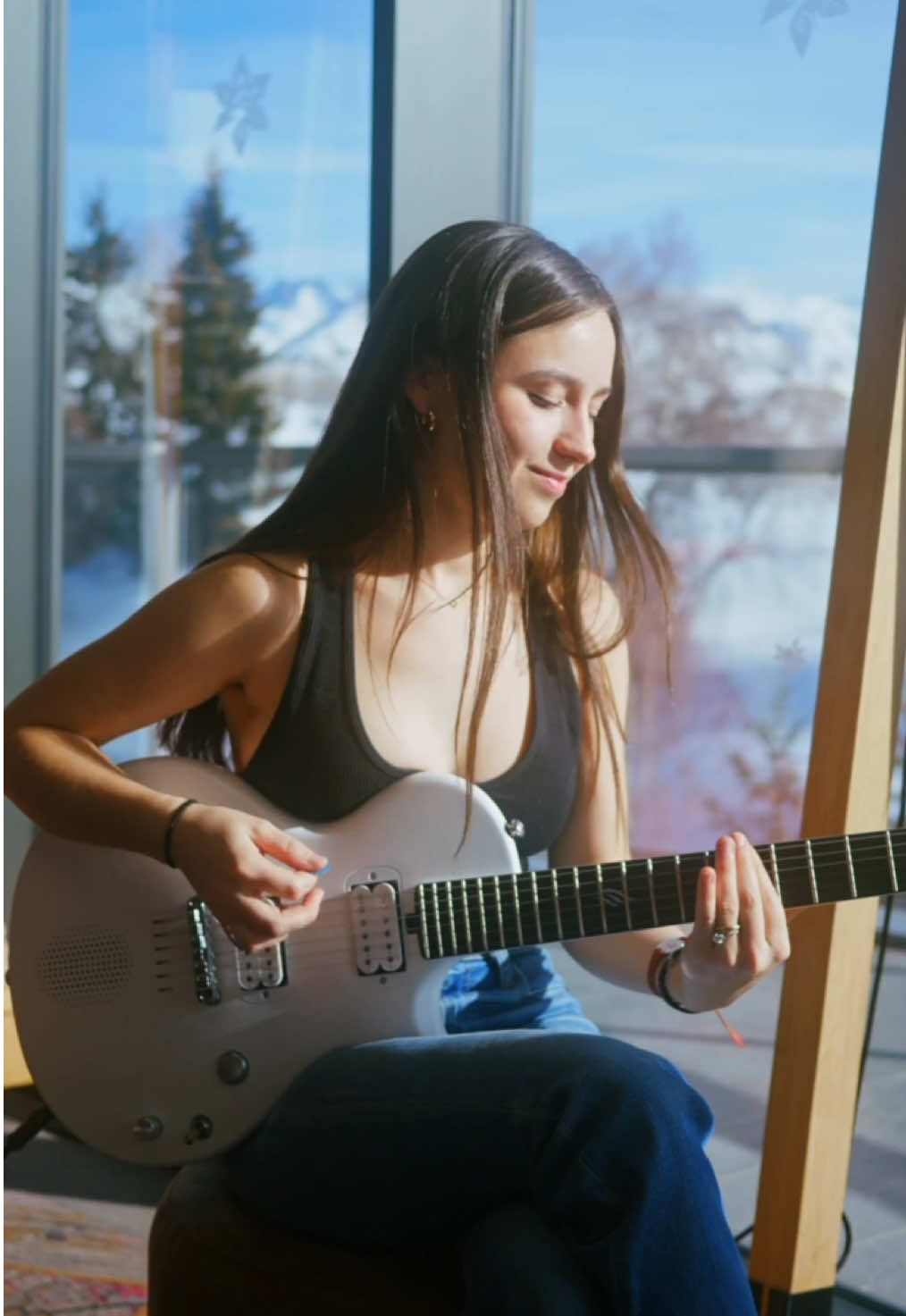 One of my favorite @Paramore songs 🧡 I took my Sonic on my travels, and it’s the perfect guitar for playing anywhere, anytime! ❄️ #enyamusic #enyaguitar #novagosonic #electricguitar #enyasonic #paramore #cover 