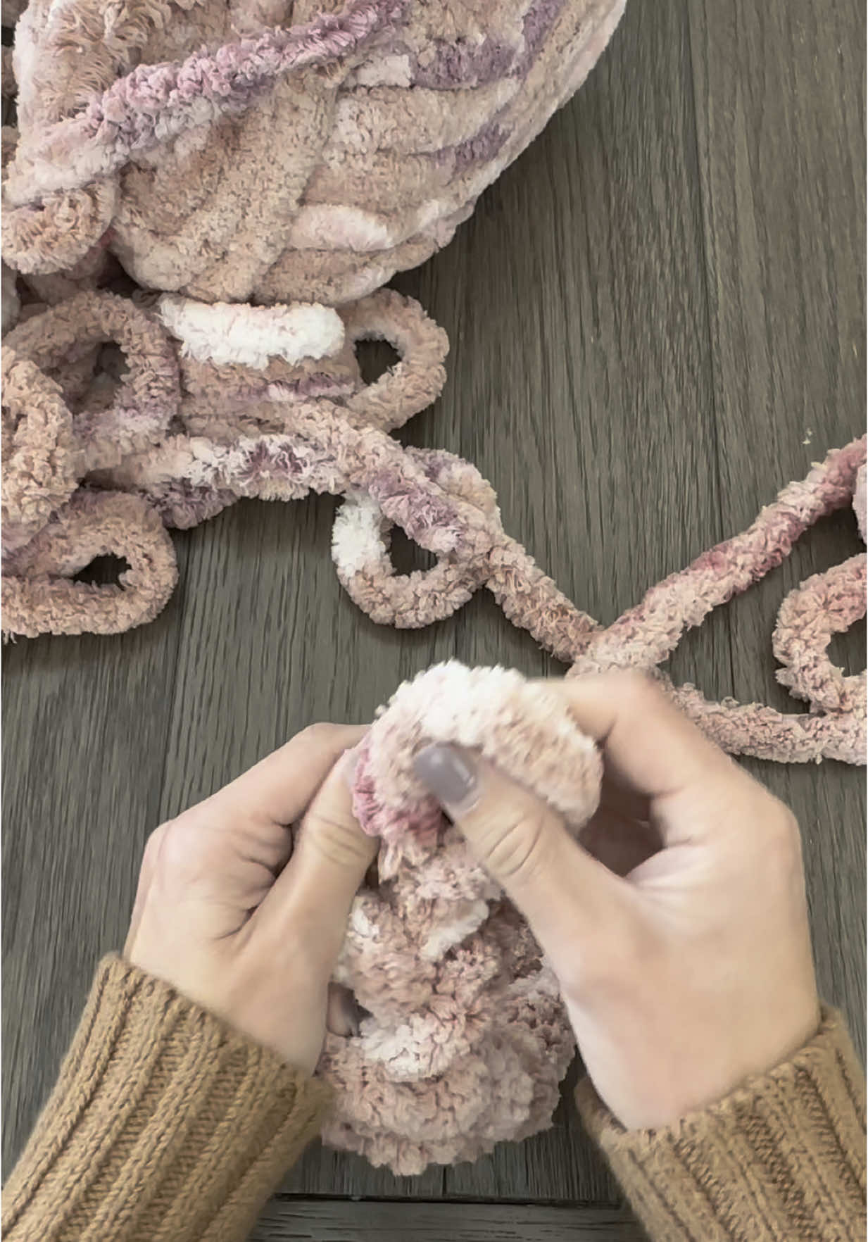 What do we think of this blanket color? #fyp #fingerknitting #chunkyblankettutorial #handknitblanket #falldecor #diyhomedecor #etsycreatorco #chenilleblanket #holidaydecor #armknitting #diycrafts #handknit #sidehustle #newhobby #howtocrochet #fingercrochet 