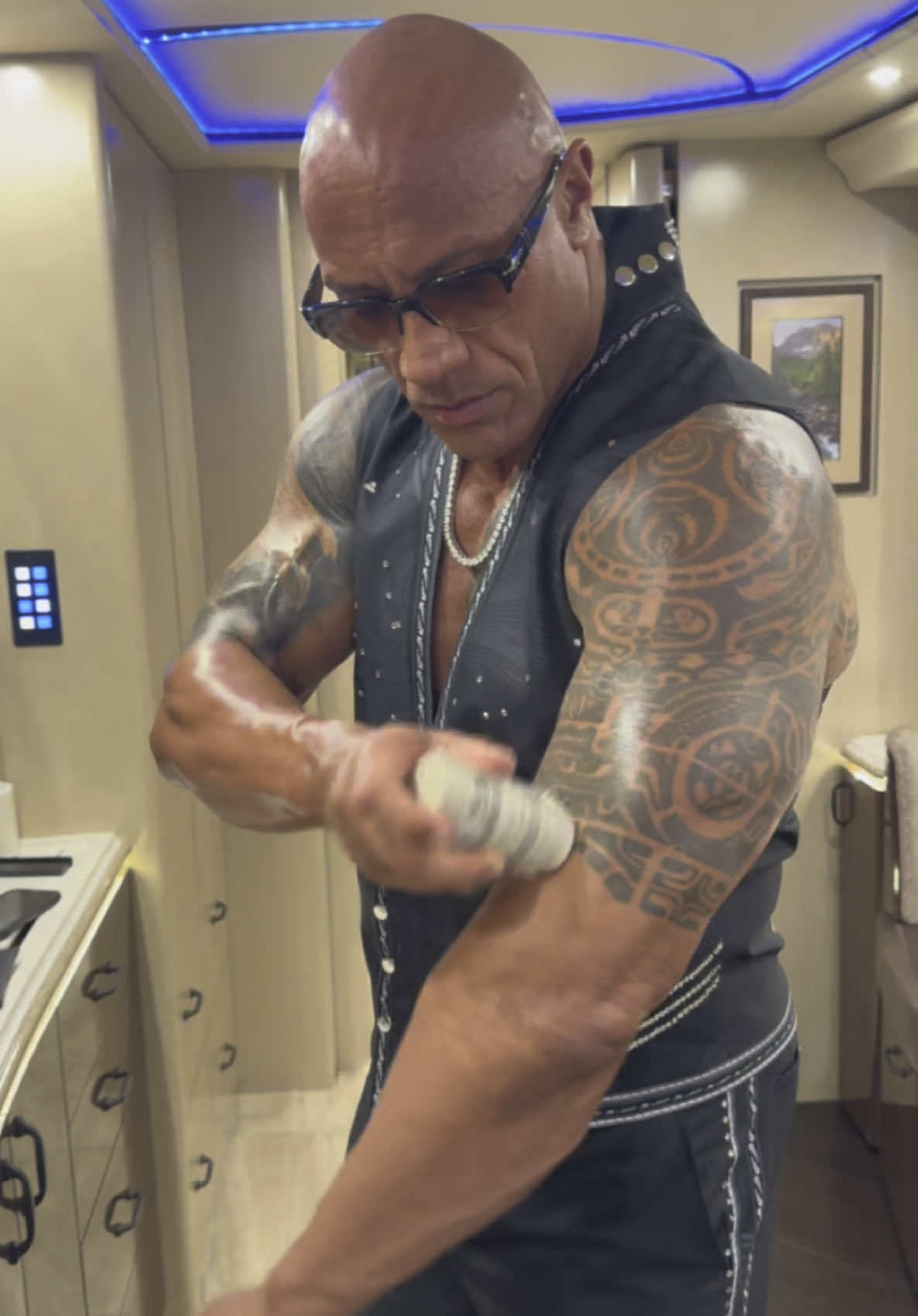 Final Boss’ final prep 🔥  #WWE @Papatui  #tattoostick 