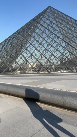 Hier, une soirée digne des plus grands chefs-d’œuvre… Aujourd’hui, un makeup inspiré par la magie du lieu 🎨✨ Et avec la fashion week qui démarre, l’art continue de s’exprimer sous toutes ses formes ! 💄 #Bourjois #BourjoisParis