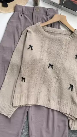 Vienetta.id - ONESET SETELAN WANITA CABLE RAJUT KOREAN STYLE MIX KULOT OUTFIT WANITA CEWEK REMAJA BAJU ATASAN PITA COQUETTE CELANA KULOT CRINKLE AIRFLOW BUAT HEALING PIKNIK JALAN HANGOUT KULIAH TERBARU KEΚΙΝΙΑΝ 2025 FIT XL CASUAL BASIChe LENGAN PANJANG #setelanwanita #bajurajut #buathealing #cuantanpabatas 