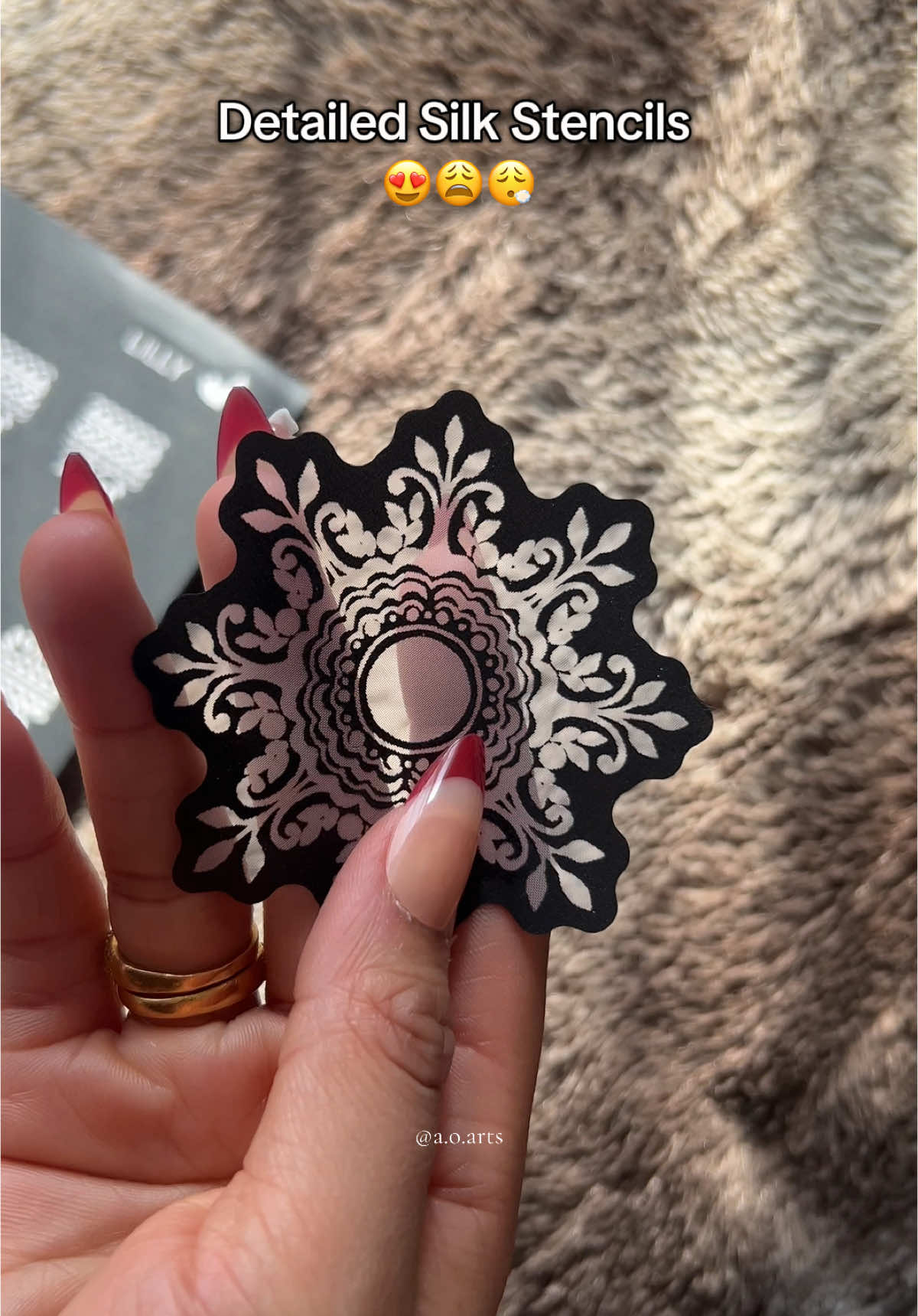 I love that silk stencils are so detailed allowing the henna result to look much more realistic 😍😍💫💫 #ramadan2025 #ramadanready #hennatattoo #hennadesign #hennaartist 