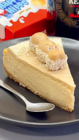 Cheesecake de Happy Hippo! Las tartas de queso o cheesecake son fáciles de hacer, están riquísimas y son bastante socorridas. Hoy vamos con una de las versiones que más gusta a todo el mundo: la cheesecake de happy hippo, tan suave al paladar, de textura delicada e increíblemente rica y, ojo al parche, fácil de hacer… tanto que asusta. Bate todos los ingredientes, lleva al horno y siéntate en el sofá a ver un capítulo de tu serie favorita mientras se hace. Está IMPRESIONANTE!!😜 • INGREDIENTES (molde 23cms): 400 grs. queso crema🍚(tipo Philadelphia) 250 grs. queso mascarpone🍙 200 grs. nata🥛 250 grs. crema de avellanas🍯 5 unidades Happy Hippo🦛(100grs.) 3 huevos L🥚 1 cs. maicena🍚(10 grs.) • PARA LA BASE: 180 grs. galletas dinosaurios🍪 70 grs. mantequilla🧈 • Derrite la mantequilla e incorpora junto a las galletas trituradas, vierte en el molde, previamente forrado con papel sulfurizado (papel de horno) aplana con el dorso de una cuchara y forma la base, lleva a la nevera para que compacte. Precalienta el horno a 200º (calor arriba/abajo). En un bowl amplio pon el queso crema,mascarpone, la nata, crema de avellanas, huevos, happyhippos triturados y la maicena. Mezcla con la batidora o unas varillas para no airear demasiado la mezcla y así no crear burbujas.⏱️ • Hornéalo durante 30 minutos, mientras tú, cómodamente, te sientas en el sofá a ver la tele. Cuando termine el horneado, retira y deja templar (verás que tiembla mucho, no te preocupes que cuando repose se asentará). Mete en la nevera y consume al día siguiente. Antes de servir, decora con crema de avellanas (derrítela en el micro unos segundos y viertes por encima), chocolate blanco rallado y unos happy hippo. Ahora sí, coge una cucharilla y prepárate para sentir un orgasmo gastronómico de proporciones bíblicas… si sobrevives, nos vemos en la siguiente receta!!🙊 • Si eres fan de las tartas de queso ricas y cremosas no te pierdas esta versión top de la cheesecake happy hippo… está brutal. Mil gracias por tu apoyo, te deseo un día genial!🥰 • #tartalaviña #cheesecakelaviña #tartaqueso #happyhippo#cremaavellanas #cheesecake #tartadequeso #tortadequeso   