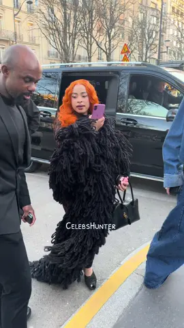 Ice Spice arrive à l’Avenue et rencontre un fan  #icespice #rap #paris #fashionweek #fan