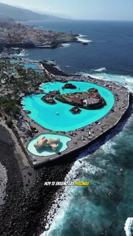 LAGO MARTIÁNEZ – INFO ⬇️ 🔐 ¡Guarda este post y compártelo con quien irías! 📍 Ubicación: Puerto de la Cruz, Tenerife – Islas Canarias Lago Martiánez es un impresionante complejo de piscinas de agua salada diseñado por César Manrique, donde arte, naturaleza y el océano Atlántico se fusionan. Sus lagos y piscinas de diferentes tamaños están rodeados de jardines, esculturas volcánicas y cascadas, creando un ambiente único. Además, cuenta con zonas de relax, bares y restaurantes con vistas espectaculares al mar, ideal para disfrutar de un día completo en este paraíso. El complejo se divide en tres zonas principales: •	El Lago: La zona central y más grande, con una espectacular piscina rodeada de islas, cascadas y vistas al Atlántico. •	Los Alisios: Un espacio más tranquilo con piscinas de diferentes profundidades, ideal para relajarse. •	Piscinas de San Telmo: Un conjunto de piscinas más pequeñas y resguardadas, perfectas para disfrutar del agua salada en un ambiente acogedor. 🕐 Duración de la visita: Puedes pasar desde unas horas hasta el día entero disfrutando de sus piscinas y entorno. Horario: - 1 julio al 30 de septiembre: 10:00 a 19:00. - Resto del año: 10:00 a 18:00. 💰 Tarifas: •	Adultos: 5,50€ •	Niños (hasta 10 años): 2,50€ •	Residentes: Descuento especial 3€ adulto / 1.50€ niño ✅️TODAS LAS ENTRADAS INCLUYEN TUMBONA 🚗 Cómo llegar: Ubicado en el Puerto de la Cruz, accesible en coche, bus o incluso caminando desde el centro. Hay aparcamientos cerca. 🤔 ¿Cuándo ir? ¡Todo el año! Tenerife tiene un clima privilegiado, por lo que cualquier estación es buena para disfrutar de los Lagos Martiánez. Los vídeos son de febrero de 2025. ⚠️ Dificultad: Baja, accesible para todas las edades. ♻️ Cuida del entorno: Respeta las instalaciones y el medioambiente, no dejes basura. ➡️ Sígueme en @chenoaventuras para descubrir más lugares como este. #LagosMartiánez #Tenerife #IslasCanarias #CésarManrique #Piscinas #PuertoDeLaCruz #TurismoCanarias #Escapadas #charco #playa #surf #ocio 