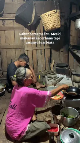 Sahur bersama ibu. Meski cuma ikan asin tapi ini nikmat krn ibu yang masak #fyp #sahur 