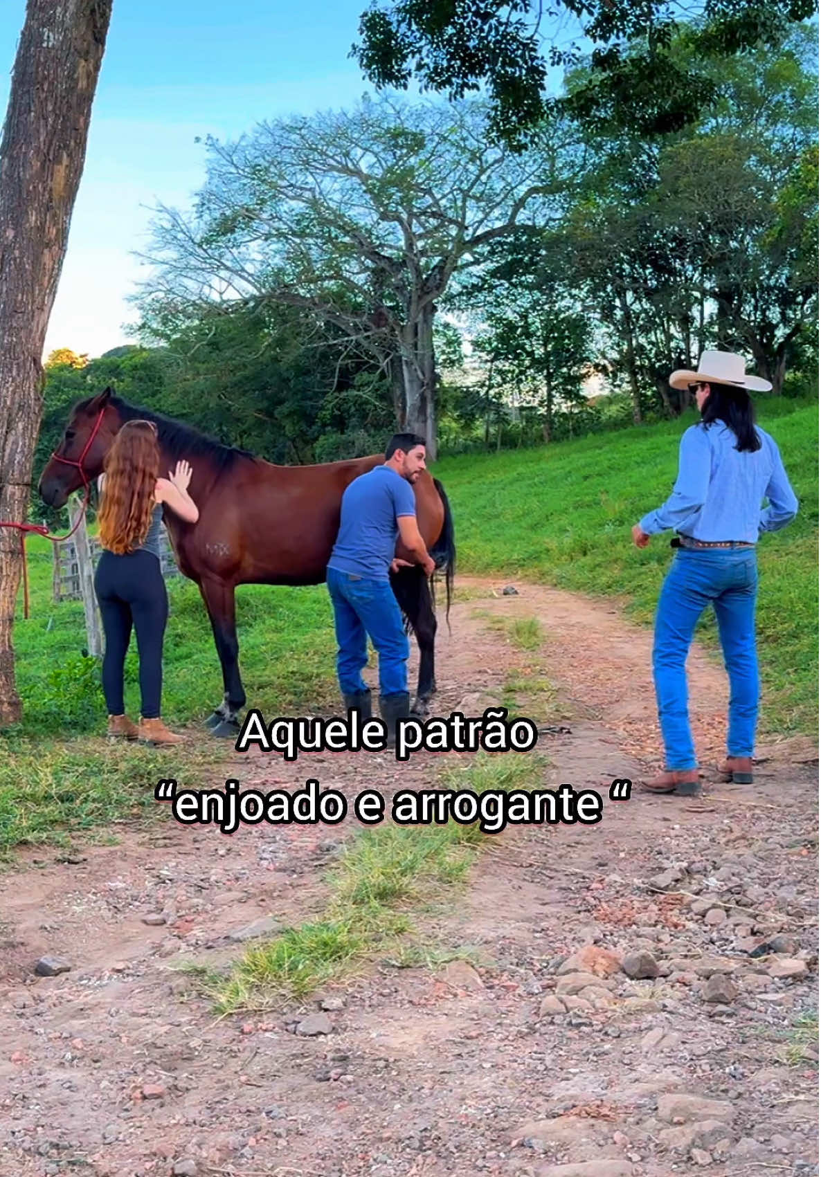 Eu ri demais desse vídeo 😂 @Stenio Gontijo atuando como um patrão arrogante e Ruiva e Fábio sendo funcionários , Fábio deu um Coice nele kkkkkk #humor #comedia #engraçado #meme #patrão #risadas 