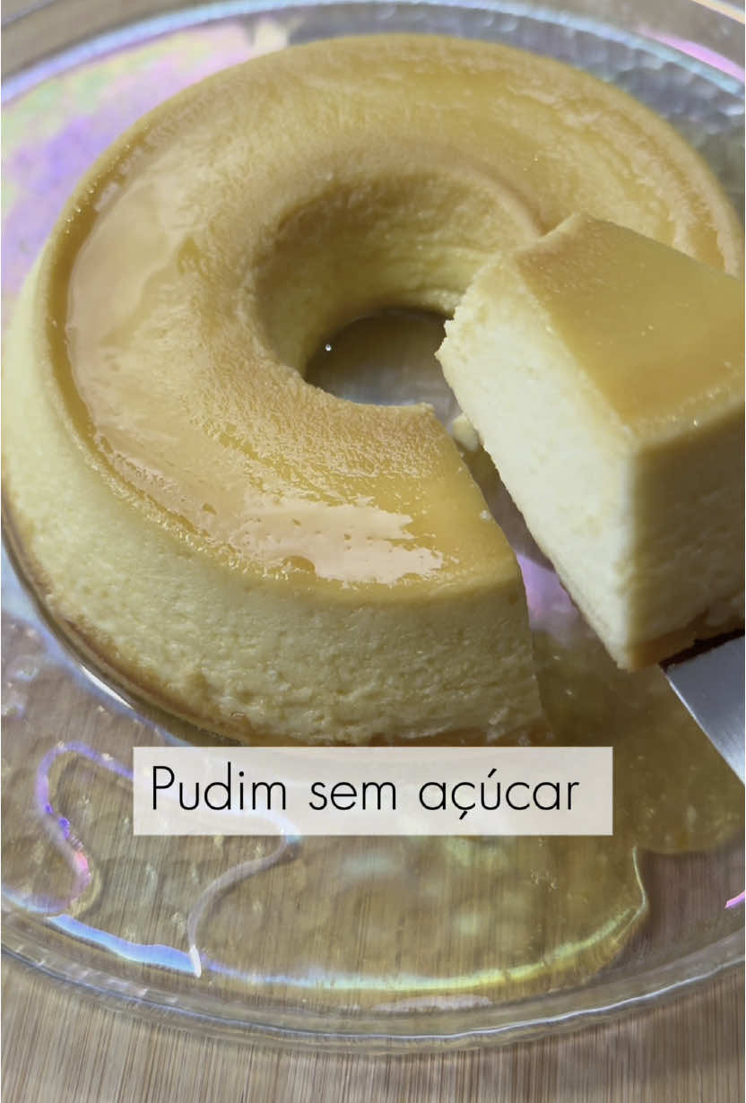 Pudim sem açúcar e muito mais saudável! Ficou maravilhoso e a consistência ficou muito boa!  Ingredientes:  Calda 2 col de sopa de isomalt (onde comprar tem o link da minha bio)  50ml de água  Pudim 2 ovos 200ml de iogurte natural  200ml de leite  3 col de sopa de xilitol ou o adoçante de sua preferência  2 xícaras de leite em pó  Assar em banho maria por 1h a 200 graus #pudim #semacucar #zeroacucar #doce #sobremesa #docesemacucar #dicas #curiosidades #receitas 