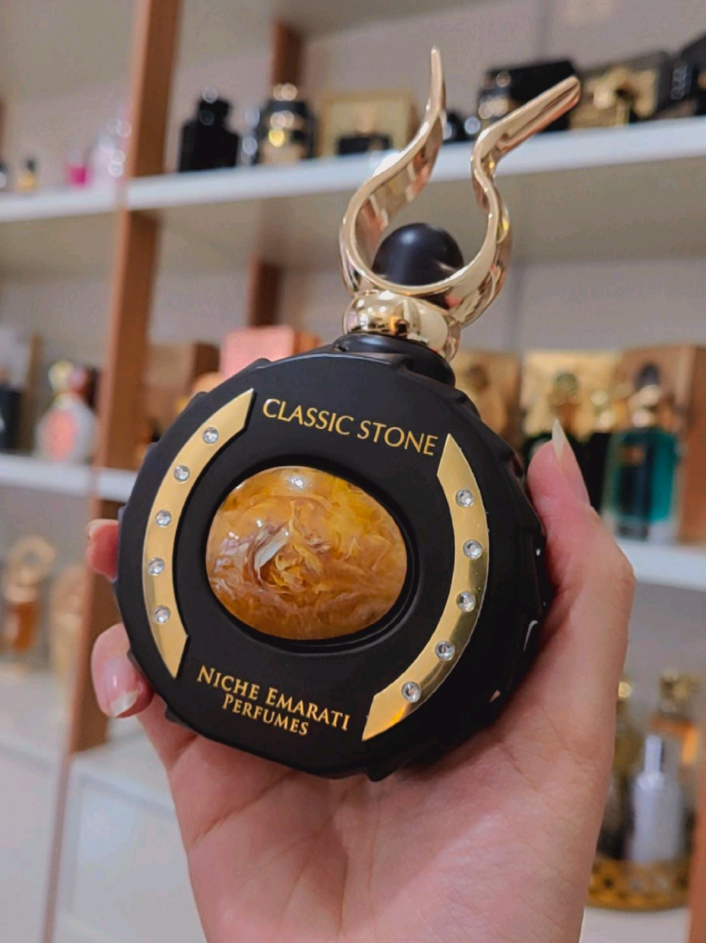 classic Stone de Lattafa é um perfume árabe masculino/ compartilhável doce especiado com alta projeção e fixação. linha nicho da Lattafa maravilhoso