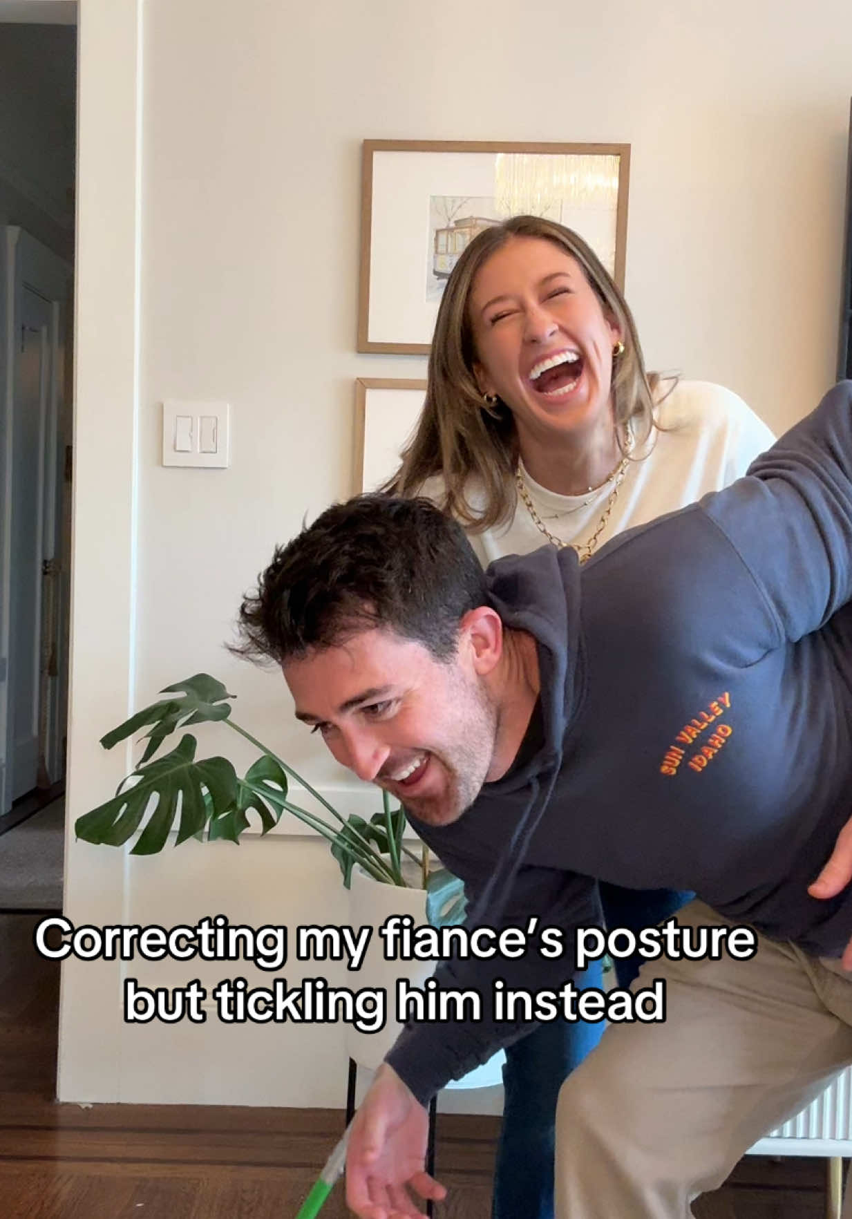 He went full scarecrow on me there 🧹 #couple #prank #funny IB: @eduff 