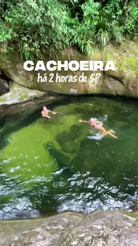O litoral paulista não é só praia não, viu?  Essa cachoeira há apenas 2 horas de São Paulo é perfeita pra fazer um bate e volta, assim como fizemos.  📍A trilha do Guaratuba, em Bertioga, tem duração de 3 a 4 horas e nível de dificuldade fácil. Ela começou as 9h e fizemos ela de bicicleta, então foram 3,5km de Bike e 1,5km a pé até a Cachoeira do Guaratuba e o Poço do Limão. Ambos maravilhosos!! É possível fazer sem bicicleta mas achamos que valeu SUPER a pena, tanto pela experiência, quanto pelo cansaço que é bem menor hahaha  💰O valor da trilha é de R$ 70 por pessoa. Se fizer de bicicleta, paga mais R$ 35 pela locação. Obs: as bikes são boas e o assento não é duro 😅 ‼️A contratação do guia é obrigatória, porque a trilha fica dentro de uma área protegia!! Indicamos o kadubertioga que levou a gente e passou muita segurança do início ao fim.  Dica extra: depois da trilha você consegue dar um pulinho na praia. Fomos pra Praia de Itaguare e adoramos!!  #trilhassp #bertioga #trilhadoguaratuba #cachoeiradoguaratuba #pocodolimao