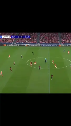 Esa roja... #barcelonafc #fcbarcelona #barcelona #benfica #fútbol #roja #falta #araujo #cubarsi 