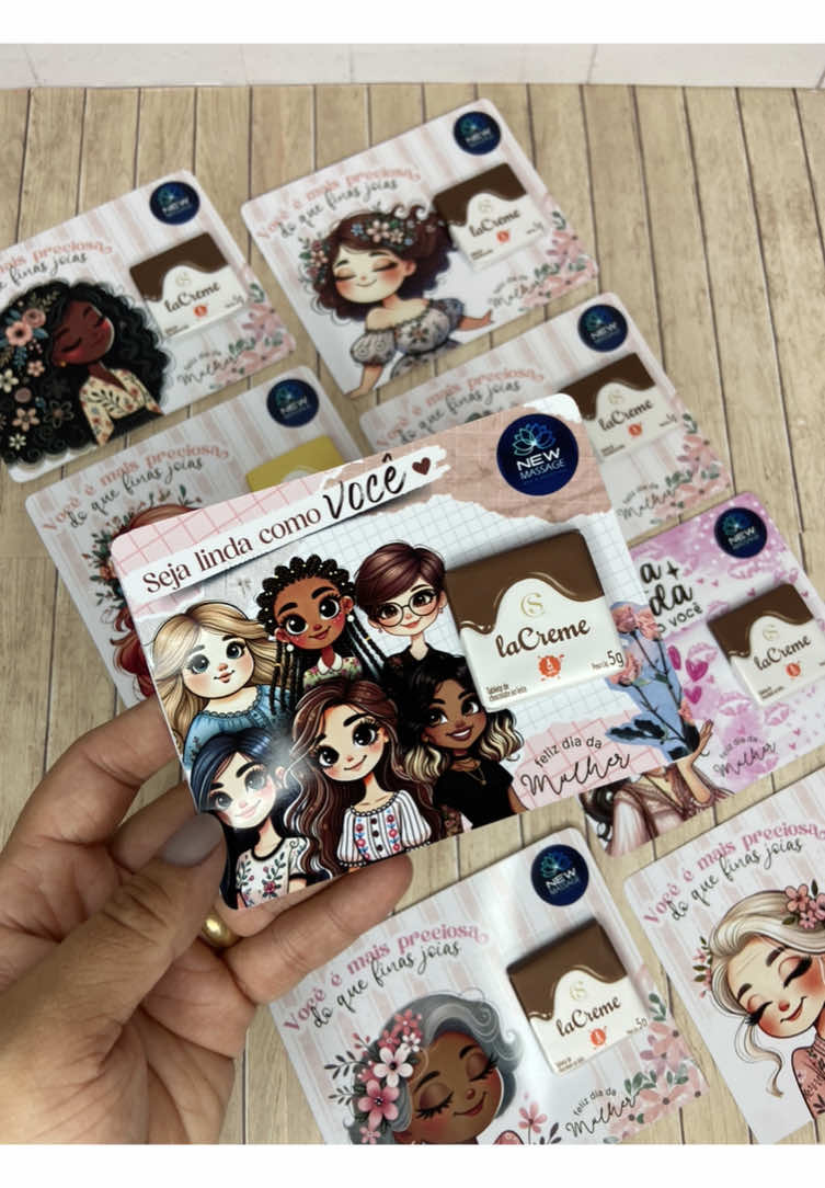 Produção prática para oferecer o ano todo! É só adaptar ao tema desejado!  . . . . .  #crescernotiktok #viral_video #viraltiktok #empreendedorismo #empreendedorismofeminino #monetizartiktok #papelariapersonalizada #papelaria #personalizados #facavocemesmo 