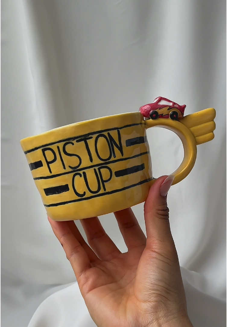 Este es el resultado del mini Rayo McQueen en cerámica 🏎️⚡️ cuéntame que otros personajes te gustaría que haga en una taza? #rayomcqueen #cars #mug #pistoncup #ceramic #ceramics #handmadegifts #ecuador 