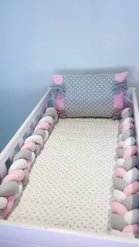 “Mais conforto e segurança para o seu bebê! ✨💖 A trança de proteção para berço é macia, estilosa e perfeita para evitar impactos. Quem aí já usa? 💕👶 #ProteçãoComEstilo #BebêSeguro #Maternidade”