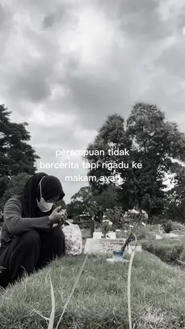 pak terakhir lani ke bapak, lani masih gemuuuk. sekarang kurusan ya pak? maaf ya pak, gabisa nahan kalo lagi banyak pikiran. pelarian paling aman adalah duduk disamping bapak kaya gini sambil cerita. sampai ketemu saat waktunya tiba pak❤️ #fyp 