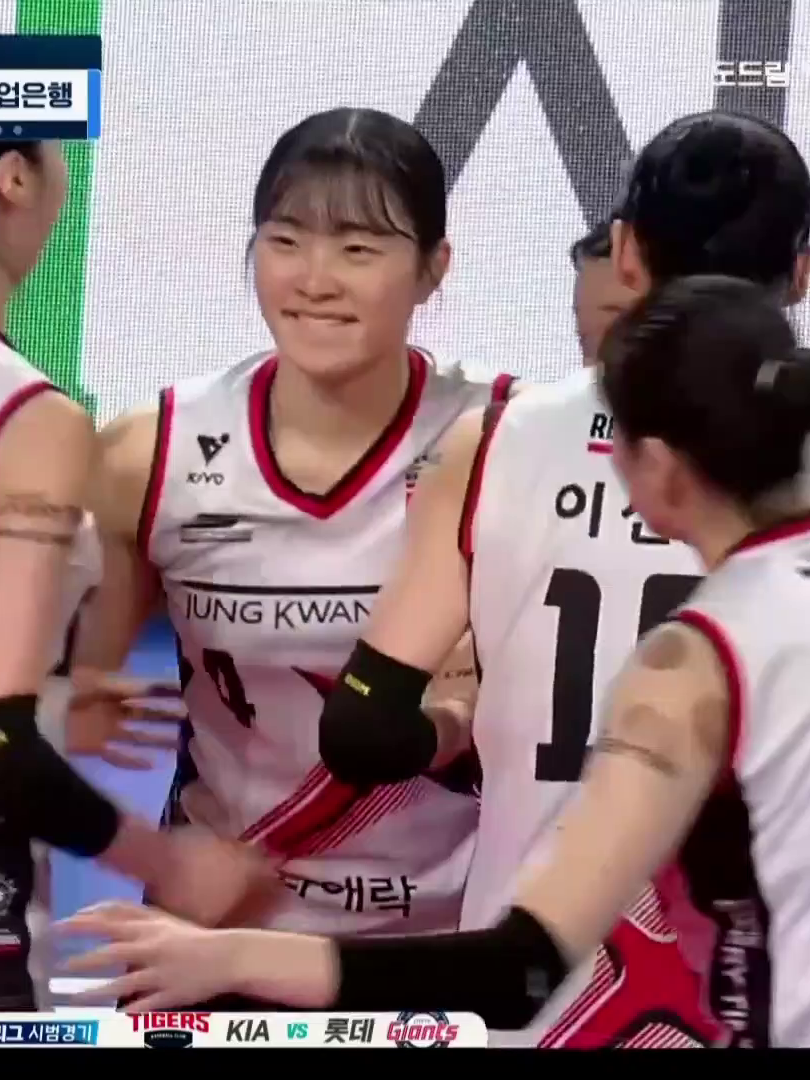 Jeon Da Bin 15 poin (13 attack [35.14%], 0 block, 2 ace, 4 error) IBK Altos 3-0 Red Sparks set 1: 25-17, set 2: 25-17, set 3: 26-24 #volleyball