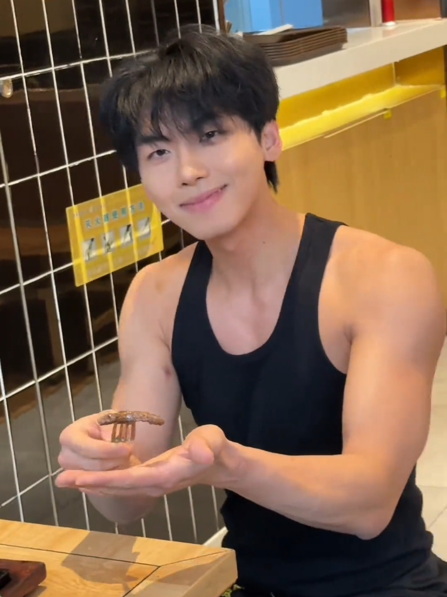 I will serve you with all my heart 🥰 📷 : Hang Zi #hangzi #model #bbq #restaurant  #bbqrestaurant #waiter #waitress #chineseboy #handsome #china 