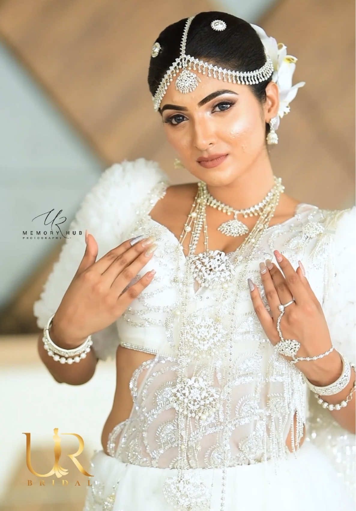 නිල් පාට ඇස් වලට සමනල්ලු පවා ආකර්ෂණය වෙනවා.. 🦋 MUA Glossy Bridal Gallery Photography Golden Stories by Kalindu Rukshan Costume UR Bridal Dresses