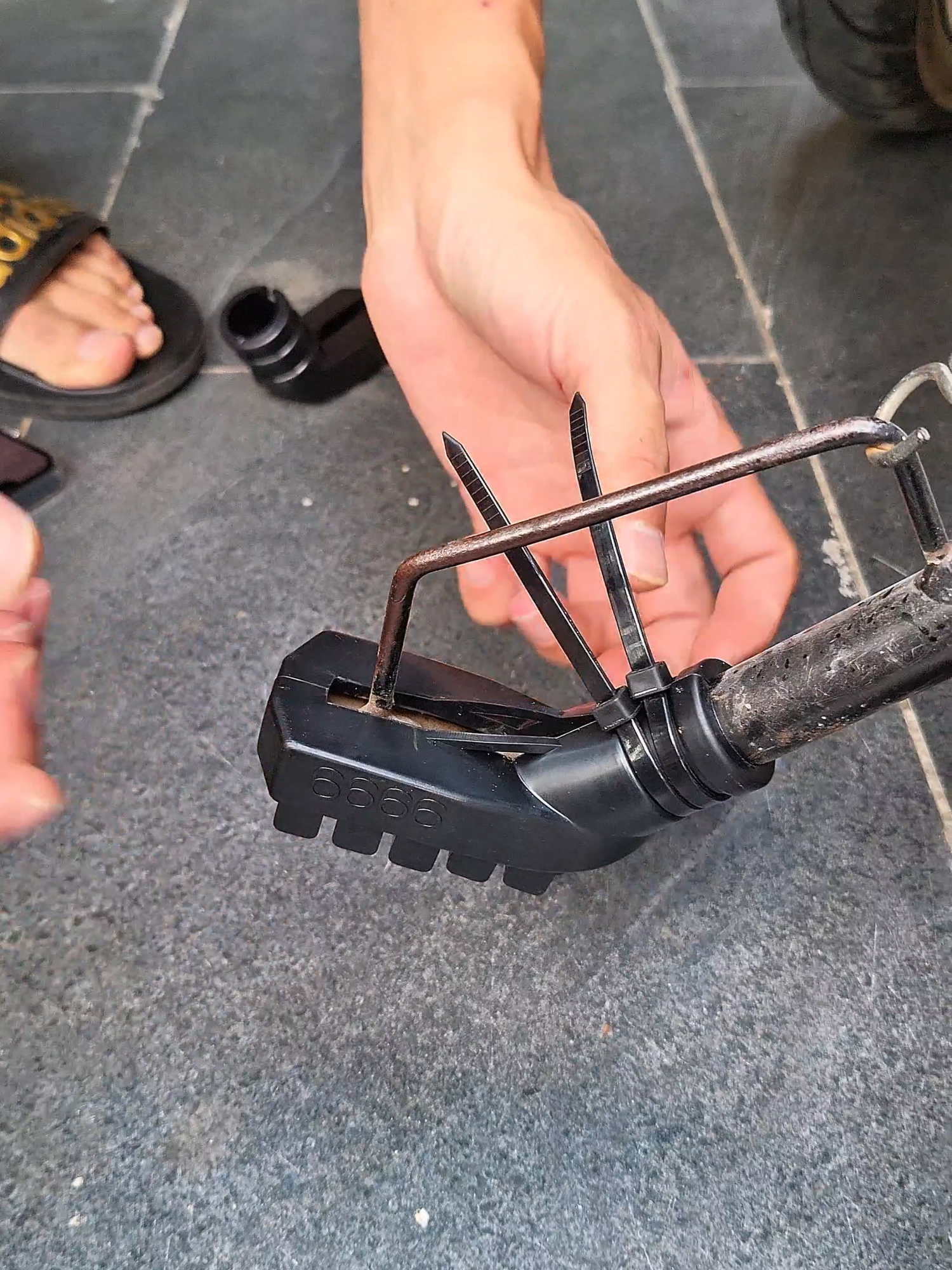 Bọc Chân Chống Xe Máy #bocchanchongxe #dogiadung #huongnguyengiadung