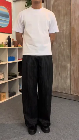 styling basic. kaos boxy polos dan celana stripes