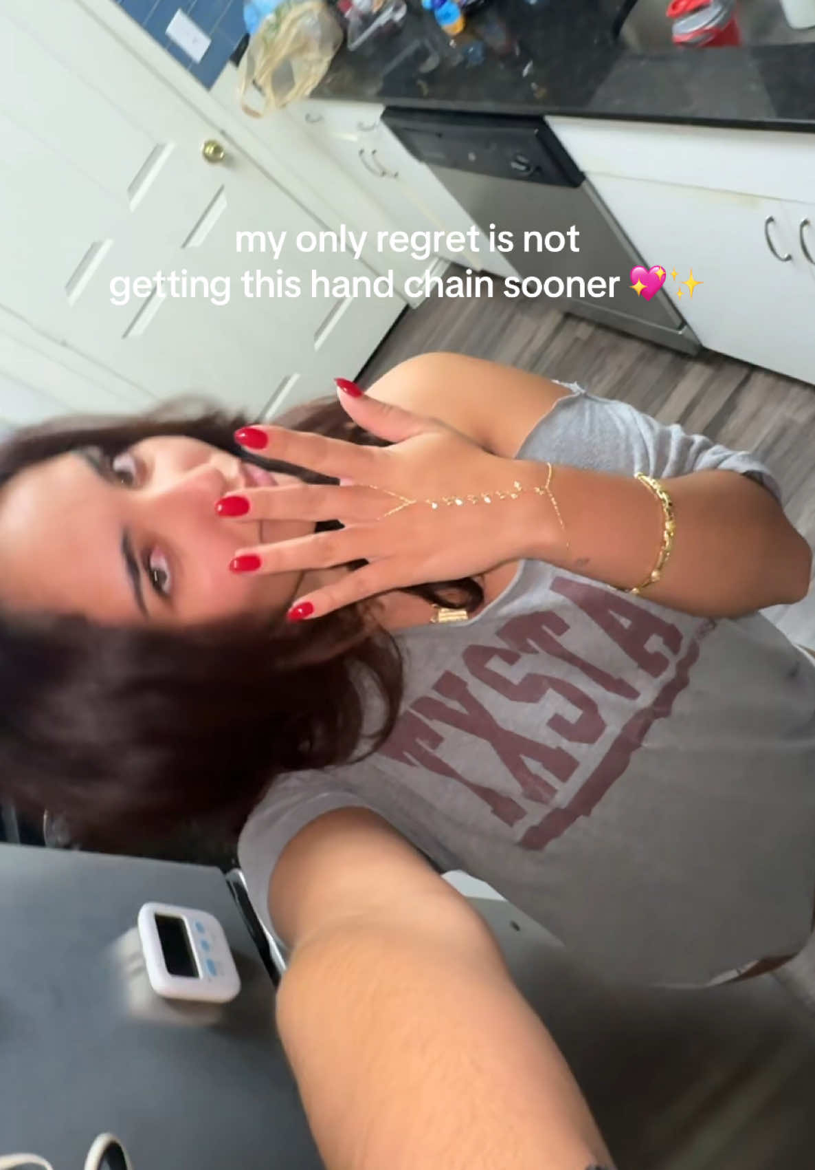 i feel so majestic 🧞‍♀️ #gold #handchain #goldjewelry #nontarnishjewelry 