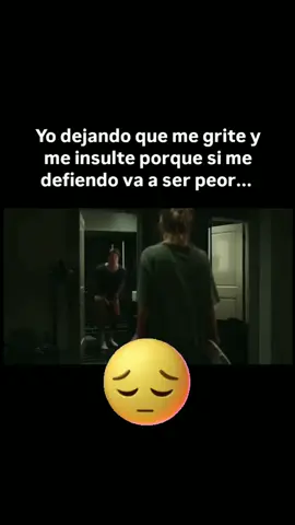 Yo dejando que me grite y me insulte porque si me defiendo va a ser peor... 😒🥀🖤
