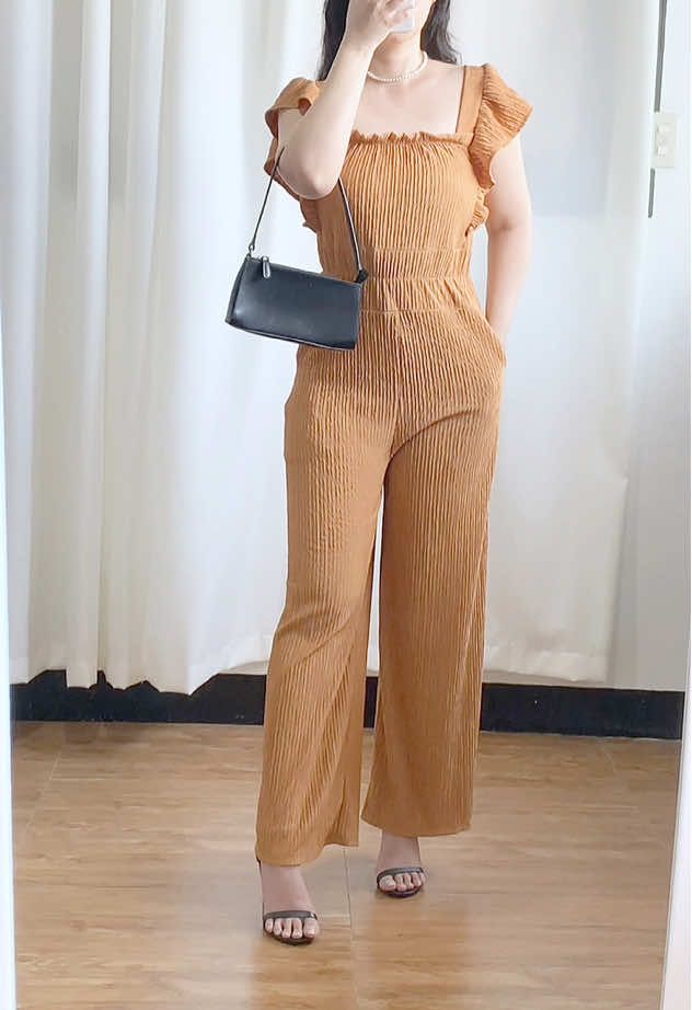 Wideleg Jumpsuit fr tiktokshop. Same as picture. Loose yung sleeves, kaya comfy sa arms. May garter sa waist so STRETCHABLE sya kahit malaki tyan mo. May pockets sa sides. Wideleg ung pants. Classy & comfy sya. Comes in multiple colors, yung suot ko is color TAN. BEST FIT imo sa MEDIUM- LARGE. #recosph #jumpsuit #romper #titaoutfits 