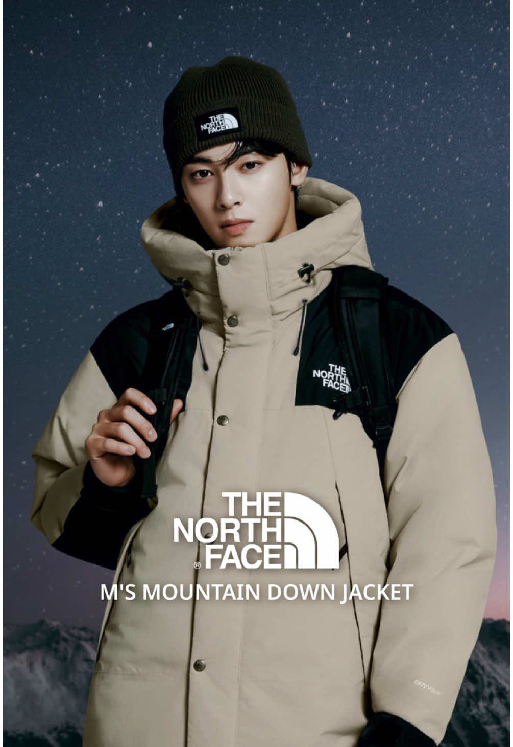 The North Face M'S MOUNTAIN DOWN JACKET (RDS DOWN) ✨เสื้อแจ็คเก็ตดาวน์เกรดพรีเมียม เป็นหนึ่งในไอเทมที่ออกแบบมาเพื่อคนที่ชื่นชอบการผจญภัยและต้องการเสื้อกันหนาวที่ตอบโจทย์ทั้งความอบอุ่นและความทนทาน สามารถใส่ได้อย่างมีประสิทธิภาพในอุณหภูมิที่ต่ำถึงประมาณ -20°C ถึง -30°C (ขึ้นอยู่กับสภาพร่างกายและการใช้งานเพิ่มเติมเช่นเลเยอร์ภายใน) เสื้อรุ่นนี้ยังมีดีไซน์แบบคัลเลอร์บล็อก (Color Block) ที่ใช้การจัดวางสีในลักษณะของบล็อกสีที่ชัดเจน ช่วยเพิ่มความโดดเด่นและลุคทันสมัย นอกจากนี้บริเวณไหล่และแขนเสื้อของรุ่นนี้ยังใช้ผ้า GORE-TEX สีดำที่มีพื้นผิวแบบพิเศษ ช่วยเพิ่มความทนทานและปกป้องจากการสึกหรอในส่วนที่ต้องรับแรงเสียดทานมากที่สุด ทำให้เหมาะสำหรับกิจกรรมกลางแจ้งที่ต้องการความทนทานเป็นพิเศษ จุดเด่นของ M'S MOUNTAIN DOWN JACKET ✅ ฉนวนขนห่านมาตรฐาน RDS ✅ น้ำหนักเบา แต่ให้ความอบอุ่นสูง ✅ ฟังก์ชันการใช้งานครบครัน ✅ ดีไซน์ที่เป็นเอกลักษณ์ ✅ เหมาะสำหรับทุกกิจกรรมกลางแจ้ง ___________ #RentACoat #เสื้อกันหนาว #เช่าเสื้อกันหนาว #เช่าเสื้อโค้ท #เสื้อขนห่าน #อุปกรณ์กันหนาว #winterwear #winter #snow #TheNorthFace #MOUNTAINDOWNJACKET