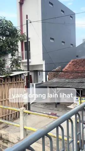 tak seindah yang dilihat kan kawaaannn #gwenchanayo #pingkahouse #minimalisthouse #retaktembok #bocor #rumahbocor #hujan 