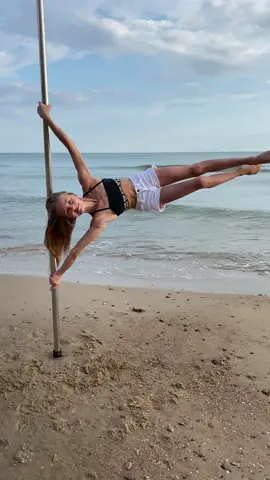 Super crazy strength, power flag we'll teach you how to do awesome tricks like these on summer training camp pole sport, workout on the beach! #Fitness #strengh #poledance 
