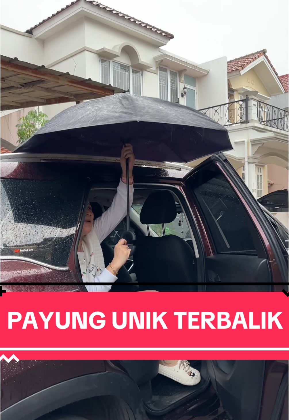 Payung Unik desain terbalik !!! Payung ini bisa menampung air hujan, jadi kita gak kena cipratan air. Pegangan nya berbentuk C untuk menggantung barang belanjaan atau barang bawaan. Banyak pilihan warna. Yukk di CO.  #payungterbalik #payung #payungmobil #payungunik #payungjumbo #payunglucu #cuantanpabatas #promoramadhan #extraseruramadhan 